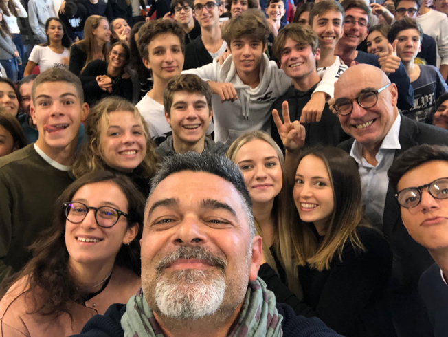 1429874875ok_marco_selfie